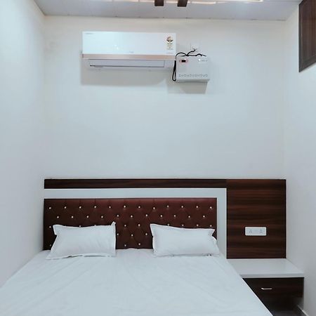 Goenka Home Stay Barsana Chhata Buitenkant foto